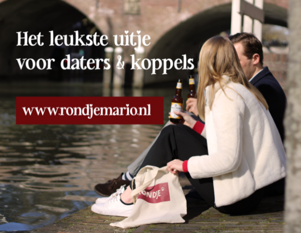 Rondje Mario banner met geliefden die proosten met bier op de kade